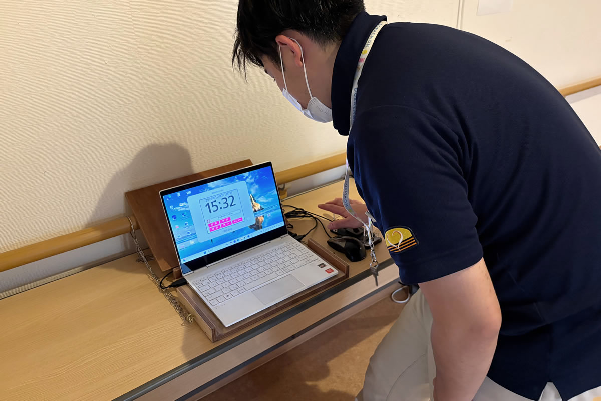 孝仁会様 手のひら認証打刻の様子